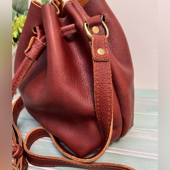 Portland Leather Bucket Bag / Crossbody - Picture 3 of 9